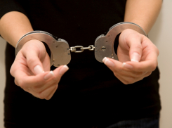 Под Волгоградом 2 женщины-рецидивистки избили прохожую и отобрали деньги