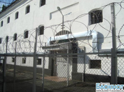 Начальник караула Камышинского следственного изолятора чуть не пристрелил подчиненного