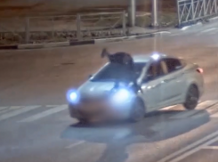 Кувырок женщины в воздухе от удара иномарки попал на видео под Волгоградом