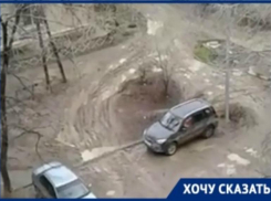 «Света  нет, во дворе ни пройти ни проехать»: на жуткий двор на Ангарском жалуется волгоградец