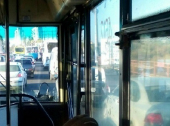 Жители севера Волгограда стоят в километровой пробке на дамбе 