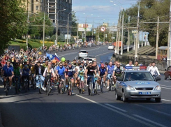 Сотни волгоградцев стройной колонной пронеслись по городу на велосипедах