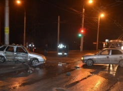 Фоторепортаж: авария на троллейбусном кольце в Волгограде