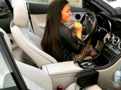 Ирина Дубцова в леопардовых лосинах колесит по Германии за рулем элитного Mercedes