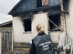 «Остались два ребенка и жена, не смогли вытащить»: новогоднюю гирлянду винят в смертельном пожаре под Волгоградом