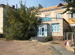 В центре Волгограда букмекерская контора прописалась на задах престижной гимназии