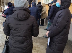 Волгоградцы вынуждены стоять в адских очередях на прием к приставам
