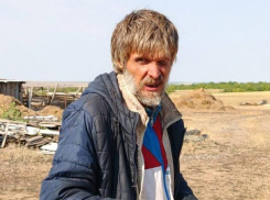 Бородатого мужчину с синдромом Плюшкина третьи сутки ищут в Волгоградской области