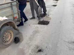 В волгоградском райцентре жители за свой счет начали ремонт убитых дорог