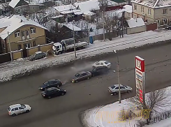 В Волжском на видео попало ДТП с участием пяти иномарок