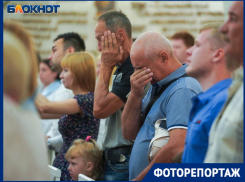 Слезы мужчин под гимн России: в Волгограде передали награды семьям 10 погибших на Украине