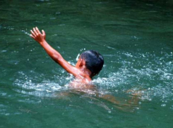 7-летний мальчик бросился в воду спасать 8-летнюю сестру под Волгоградом: оба погибли