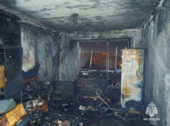 Младенца и четверых детей спасают в Волгограде после смертельного пожара в 5-этажке 