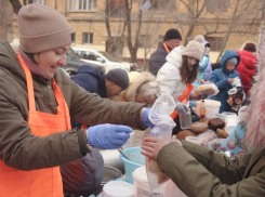 Тайный меценат купил для волгоградцев блинов на 100 тысяч рублей