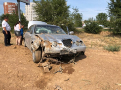 Машина виновника отлетела на несколько метров в поле: подробности ДТП в Волжском, где пострадали дети