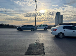 На Астраханском мосту выборочно заделали нашумевшие трещины 