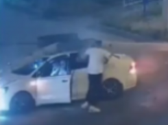 Столб рухнул на Volkswagen Polo в Волгограде 