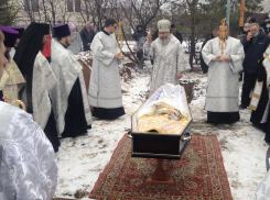 «С грубейшими нарушениями СанПина»: волгоградцы негодуют из-за похорон у храма батюшки, скончавшегося от пневмонии