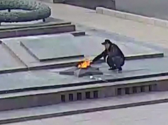 Награду получили полицейский и казак за задержание эффектно прикурившего от Вечного огня жителя Волгоградской области