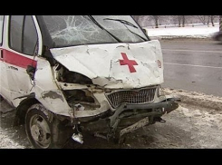 Под Волгоградом ВАЗ-2105 протаранил машину скорой помощи: пострадала фельдшер