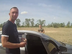 Брошенный волгоградец отправился в погоню за женой с тремя детьми: видео с места ДТП