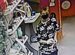 Подросток в медицинской маске украл ноутбук в Волжском за 150 тысяч рублей: кража попала на видео