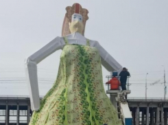 На чучело Масленицы в центре Волгограда надели маску