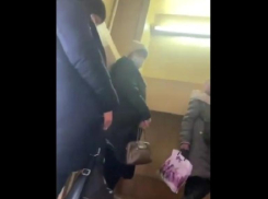 Трехэтажную очередь в поликлинике Волгограда сняли на видео