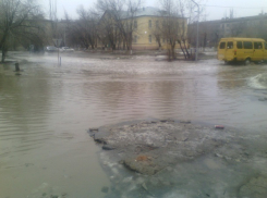 Юг Волгограда затопило тающим снегом