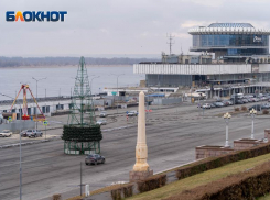 Опять новое место: начался монтаж главной ели в Волгограде