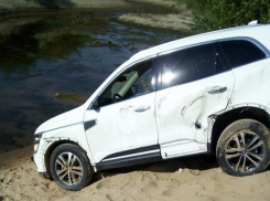 Под Волгоградом разбирают на запчасти брошенный кроссовер