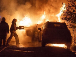 Ночью на юге Волгограда злоумышленники сожгли Lexus