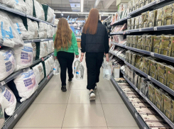 Волгоградцы раскупают воду из-за бессрочного отключения