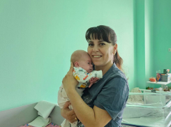 Волгоградские врачи спасли новорожденную девочку с весом всего 700 граммов