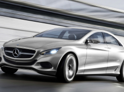 В центре Волгограда пенсионер на Mercedes Benz сбил 66-летнего мужчину