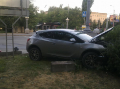 В центре Волгограда Opel врезался в бордюрный камень: 2 пострадали
