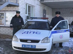 Инспекторы ДПС помогли семье с детьми починить автомобиль на трассе под Волгоградом