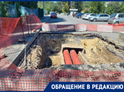 Гигантская яма появилась вместо дороги у детсада Волгограда 