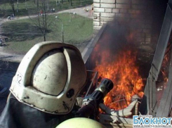 На западе Волгограда спасли человека во время пожара на лоджии