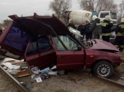 Škoda и «двенадцатую» отбросило на трамвайные пути в результате столкновения в Волжском: есть пострадавшие