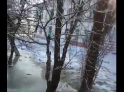 Двор школы №53 в Волгограде затопило сточными водами: потоп сняли на видео