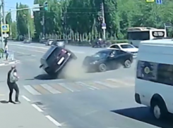 В Волжском сняли на видео ДТП с переворотом на оживленном перекрестке