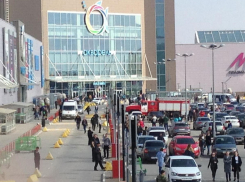 Часть посетителей ТРЦ «Акварель» срочно эвакуировали в Советском районе Волгограда