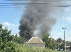 Гигантский столб черного дыма возник на юге Волгограда 