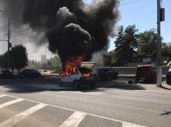 В Волгограде у подножия Мамаева кургана сгорела восьмерка