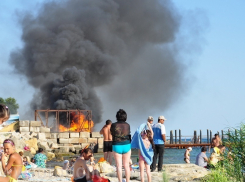 В Камышине на пляже сгорел металлический вагончик
