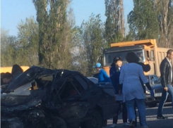 Пьяный водитель ВАЗа погиб, протаранив маршрутку на юге Волгограда