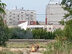 «Он жжет провода посреди улицы!»: волгоградцы сняли на видео возгорание  
