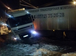Фура улетела в канаву на снежной дороге в Волгограде