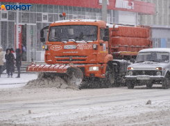 Волгоградцев возмутил странный способ борьбы со снегом в городе 